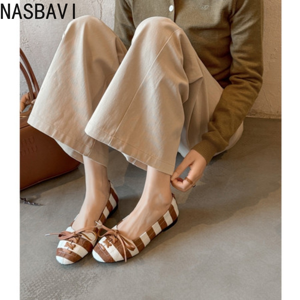 Women Fashion Designers - Nuove Scarpe Mary Jane in Vera