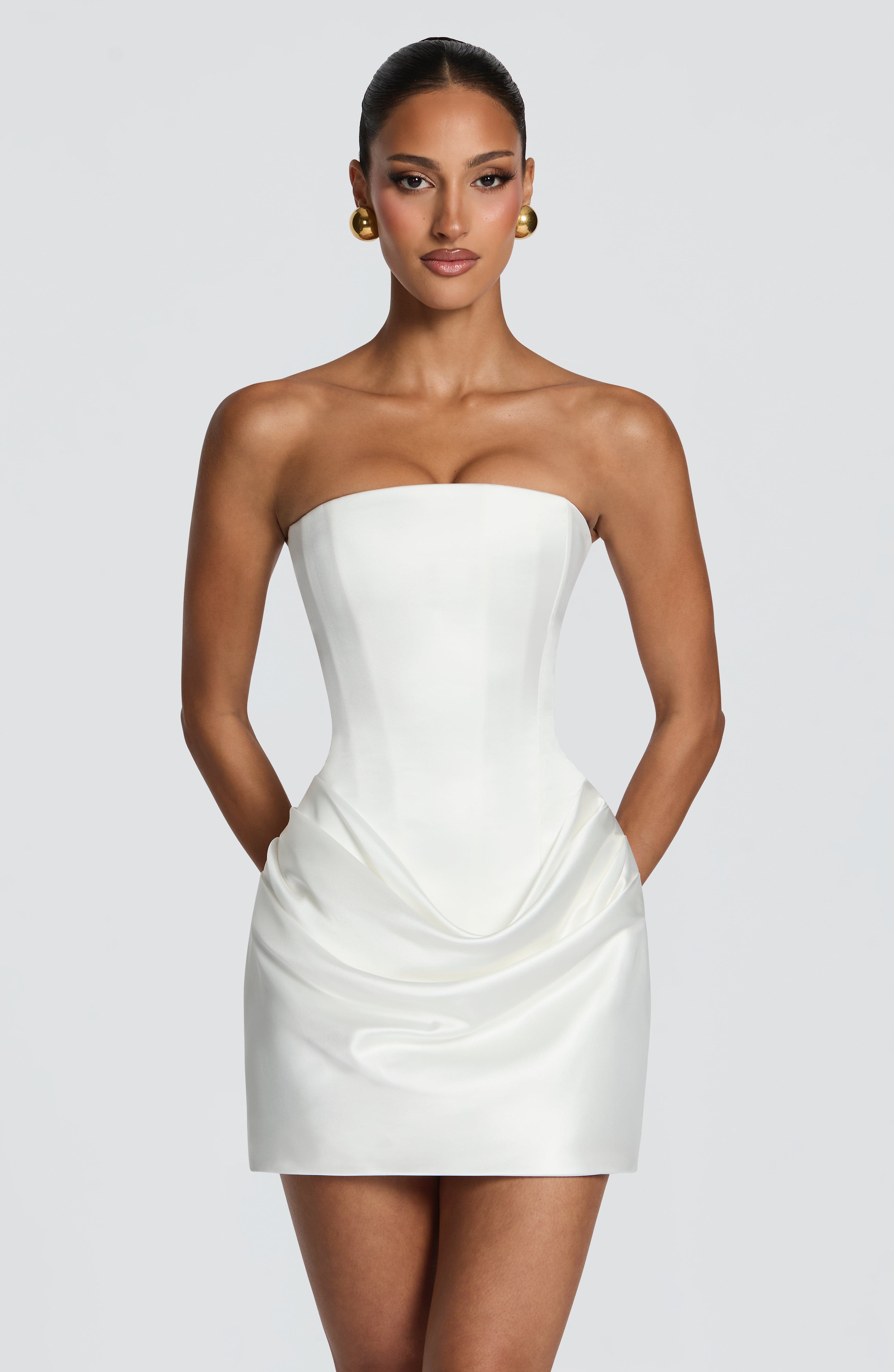 2 Stili di Mini Abiti Bianchi  - Ruched Dress Mini recensione e prezzo